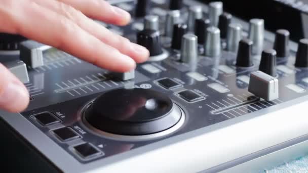 DJ Trabalhando com console de mixagem de som . — Vídeo de Stock