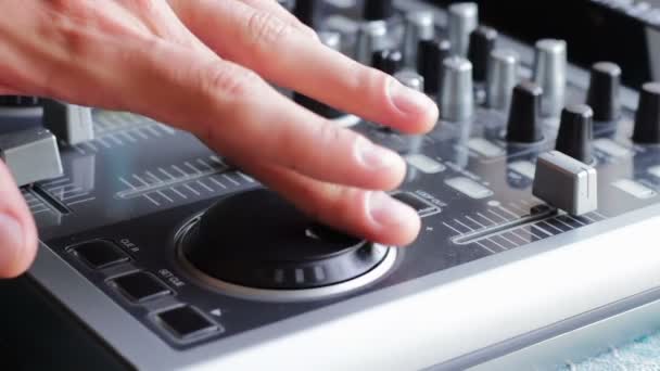 DJ Trabajando con la consola de mezcla de sonido . — Vídeos de Stock