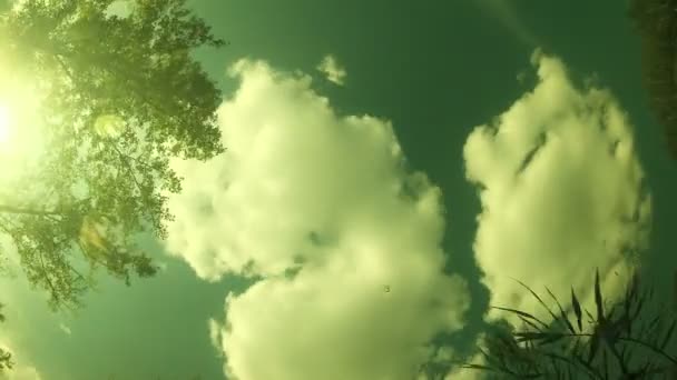 Wolken gaan de weergave onder het water. Timelapse — Stockvideo