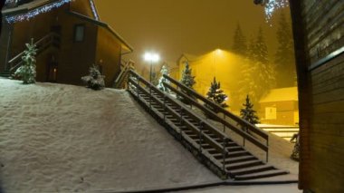 Gece bir elektrik direği arka plan üzerinde kar yağıyor. Timelapse