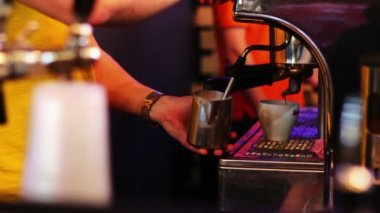 Barda barmen karşı kahve kahve makinesi kullanarak hazırlar.