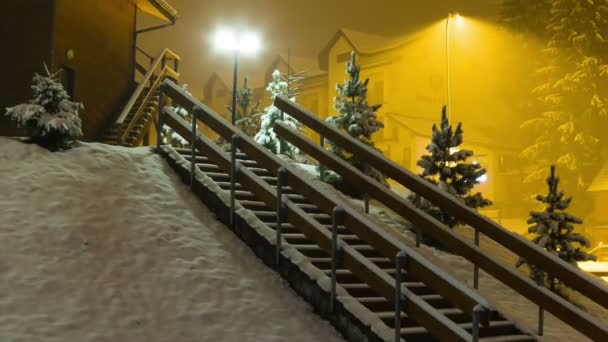 下雪在晚上在路灯柱上的背景。游戏中时光倒流 — 图库视频影像