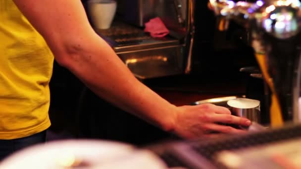 El barman en el mostrador del bar prepara café con la máquina de café . — Vídeos de Stock