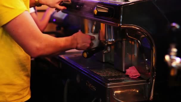 Bartender i baren förbereder motverka kaffe med kaffebryggaren. — Stockvideo