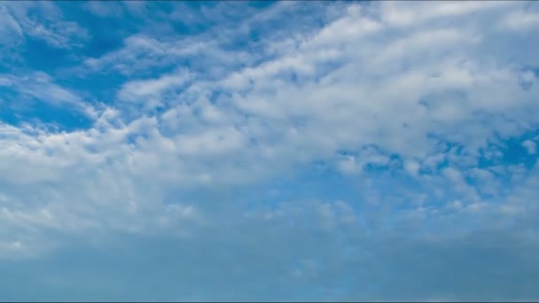 Nuvens movendo-se no céu azul. — Vídeo de Stock