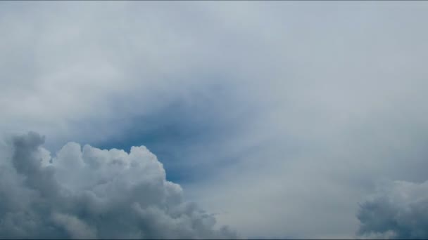 Storm wolken verplaatsen langs de blauwe hemel. — Stockvideo