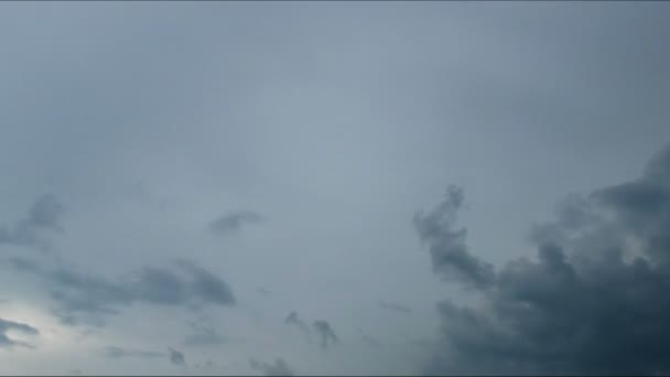 Gewitterwolken ziehen über den blauen Himmel. — Stockvideo