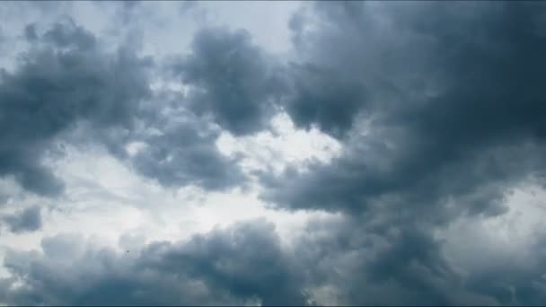 Nubes de tormenta moviéndose a través del cielo azul . — Vídeos de Stock