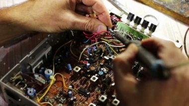 Elektronik devre kartı üzerinde lehimleme
