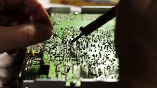 Elektronica op Circuit Board Solderen — Stockvideo