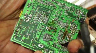 Elektronik devre kartı üzerinde lehimleme