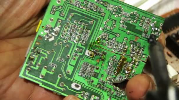 Elektronik devre kartı üzerinde lehimleme — Stok video