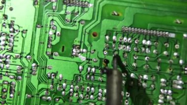Elektronik devre kartı üzerinde lehimleme
