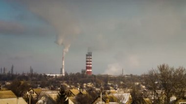 Borular şehrin endüstriyel bitkinin gelen duman.
