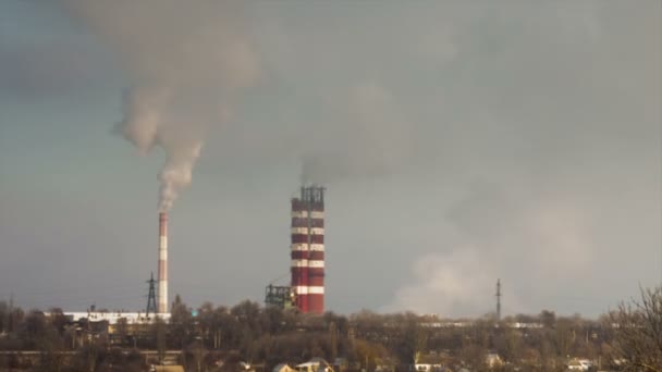 Füst csövek az ipari üzem, a város. — Stock videók