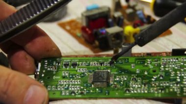 Elektronik devre kartı üzerinde lehimleme