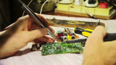 Elektronik devre kartı üzerinde lehimleme