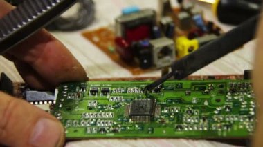 Elektronik devre kartı üzerinde lehimleme