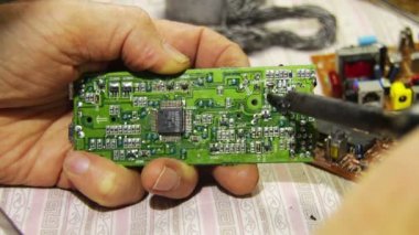 Elektronik devre kartı üzerinde lehimleme