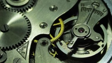 Saat mekanizması çalışır