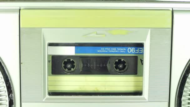 Insertar cassette de audio en el reproductor de cinta — Vídeos de Stock