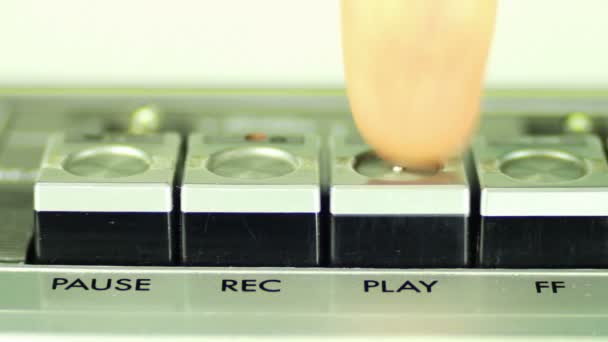 Нажмите кнопку воспроизведения пальца на магнитофоне . — стоковое видео