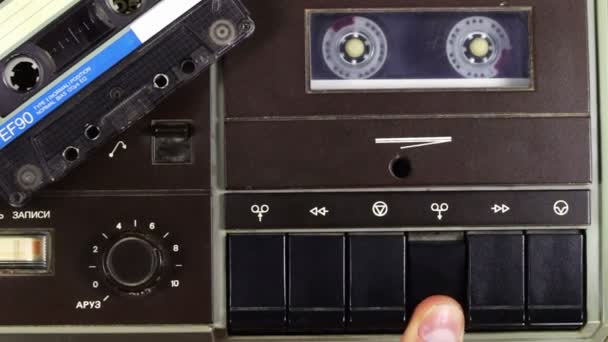 シルバーカセットで遊ぶテープレコーダー — ストック動画