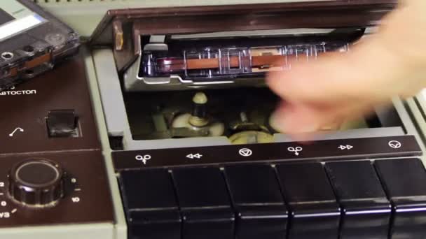 Audiokassette in den Kassettenspieler einlegen — Stockvideo