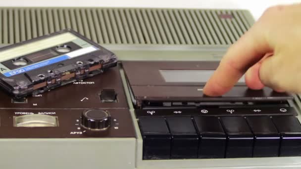 Plaats de audio cassette in de tape speler — Stockvideo