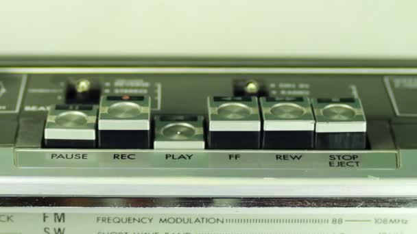 Pulsando un botón de dedo Reproducir, Detener, Rec, ff, rew, pausa en una grabadora . — Vídeo de stock