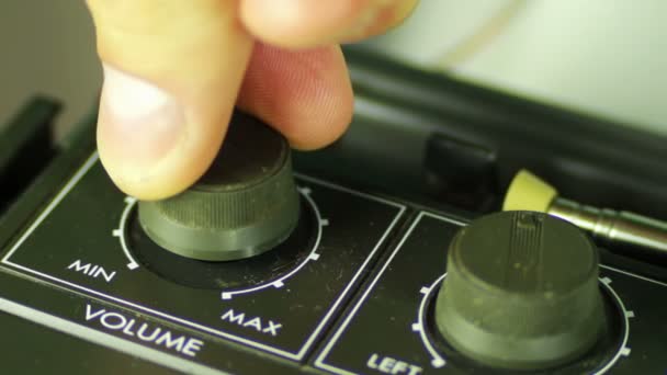 Gire o controle de volume no gravador de fita . — Vídeo de Stock