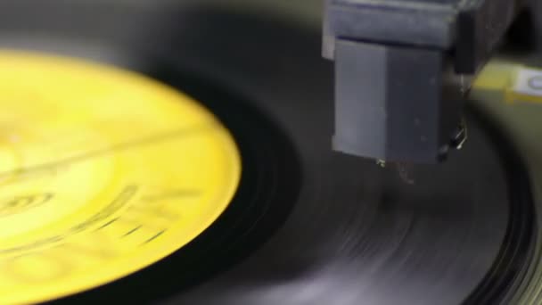 Draaitafel met draaiende vinyl — Stockvideo