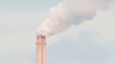 Borular şehrin endüstriyel bitkinin gelen duman.