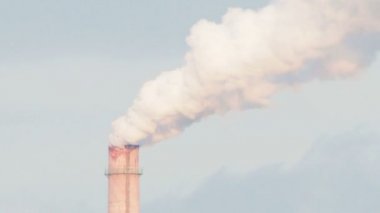 Borular şehrin endüstriyel bitkinin gelen duman.