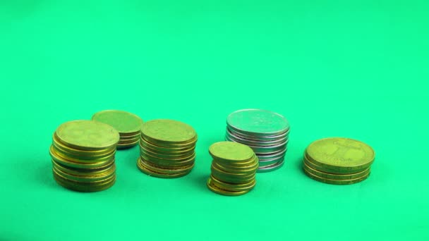 Las monedas están creciendo sobre un fondo verde. Plazo de entrega — Vídeo de stock