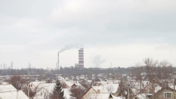 Fumaça de tubulações da planta industrial na cidade . — Vídeo de Stock