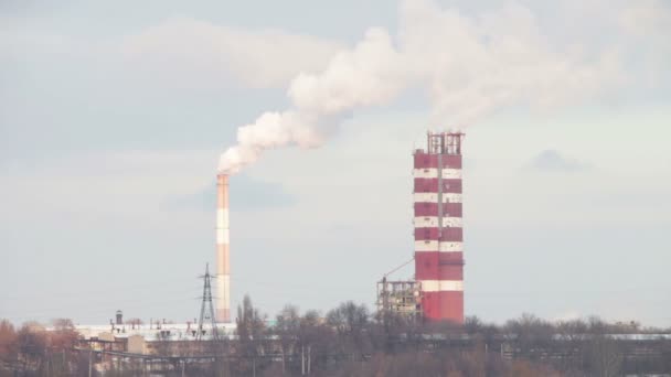 Fumo dalle tubazioni dell'impianto industriale in città . — Video Stock