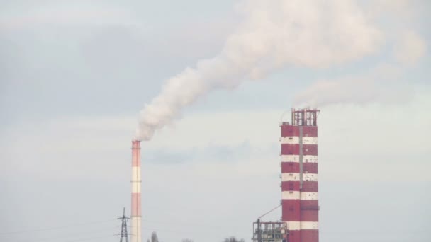 Ο καπνός από σωλήνες της βιομηχανικής μονάδας στην πόλη. — Αρχείο Βίντεο