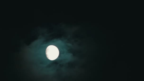 Gece gökyüzünde dolunay — Stok video