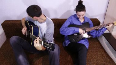 Gitar çalan yaratıcı mutlu çift.