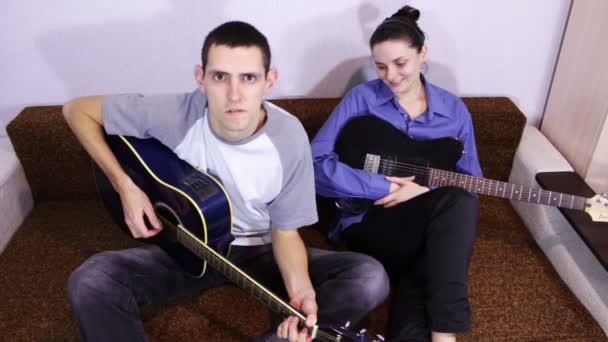 Creativa pareja feliz tocando la guitarra . — Vídeo de stock