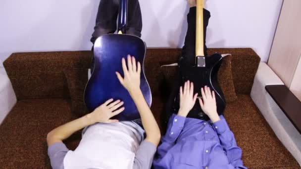 Creativa pareja feliz tocando la guitarra . — Vídeo de stock