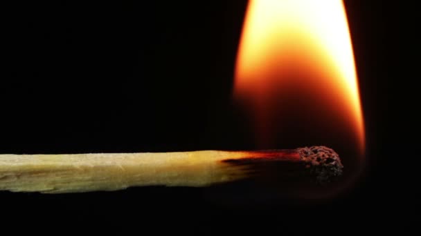 allumette brûlante et flamme 