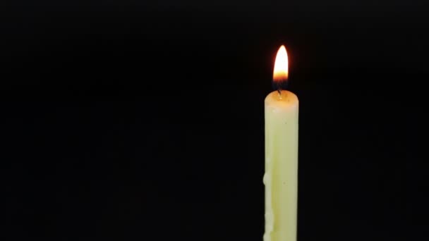 Горить свічка і полум'я — стокове відео