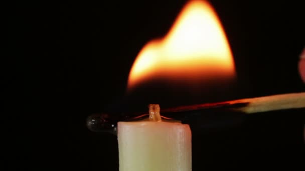 Bougie brûlante et flamme 