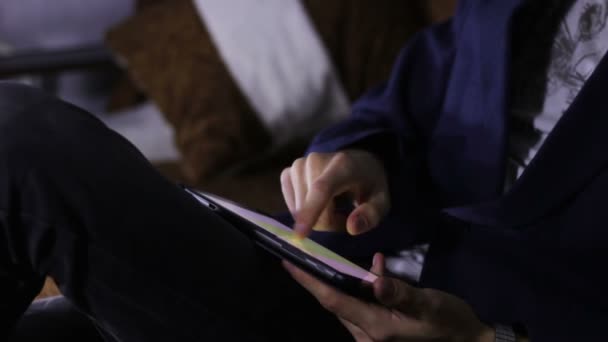 Affärsman med hjälp av Tablet PC i soffan. — Stockvideo