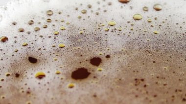 Bardaktaki bira, gaz ve köpük kabarcıkları.