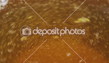 Bardaktaki bira, gaz ve köpük kabarcıkları.