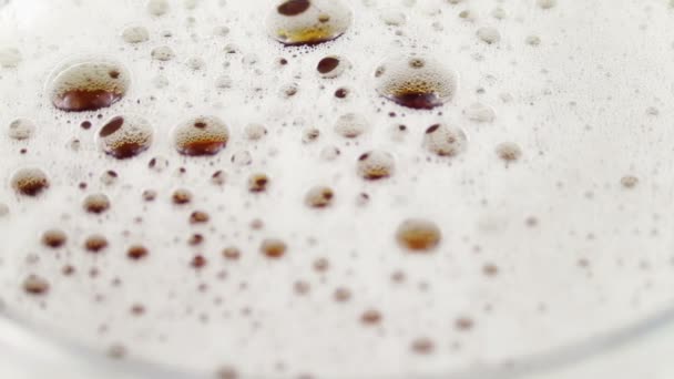 La bière dans un verre, les bulles de gaz et de mousse .