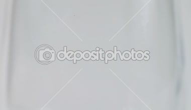 saydam bir cam içine su döktü.